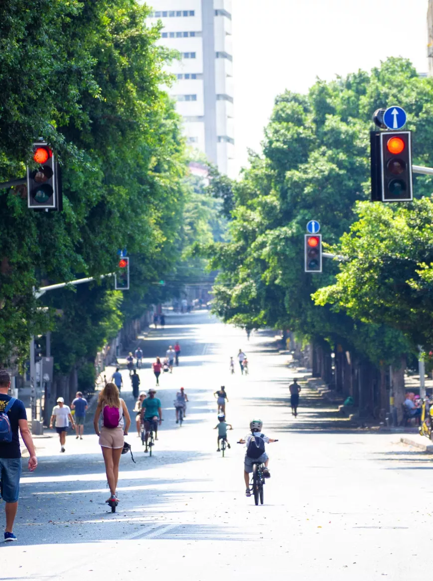 People commuting and moving on bikes and e-scooters